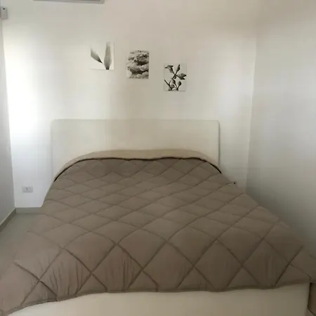 Dana Villa *